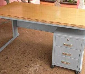 BUREAU 3 TIROIRS CADRE EN BOIS CONCEPTION LOCALE