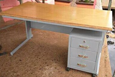 BUREAU 3 TIROIRS CADRE EN BOIS CONCEPTION LOCALE