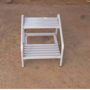 MARCHE PIED ESCABEAU DE FABRICATION LOCALE