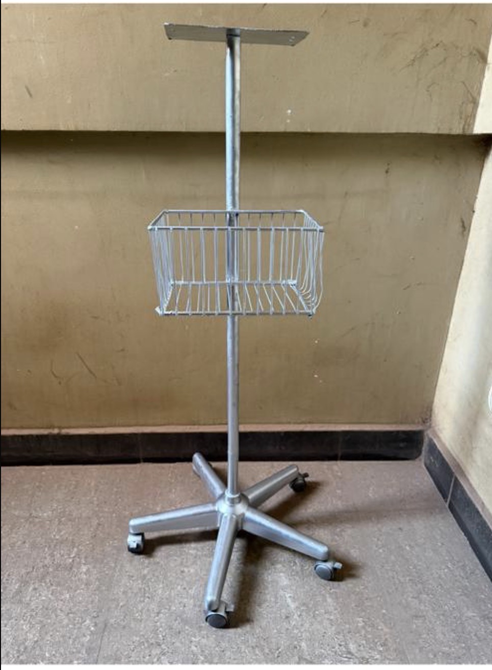 CHARIOT POUR MONITEUR MULTIPARAMETRIQUE FABRICATION LOCALE – Image 5