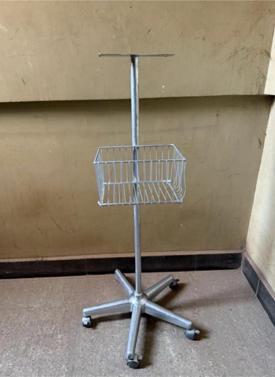 CHARIOT POUR MONITEUR MULTIPARAMETRIQUE FABRICATION LOCALE – Image 3